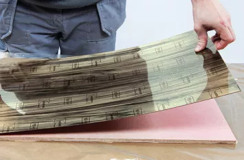 Verklebung von Folie und Furnier