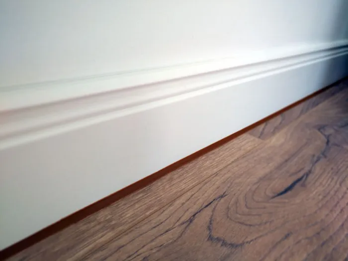 Fußleiste aus Holz kleben und abdichten